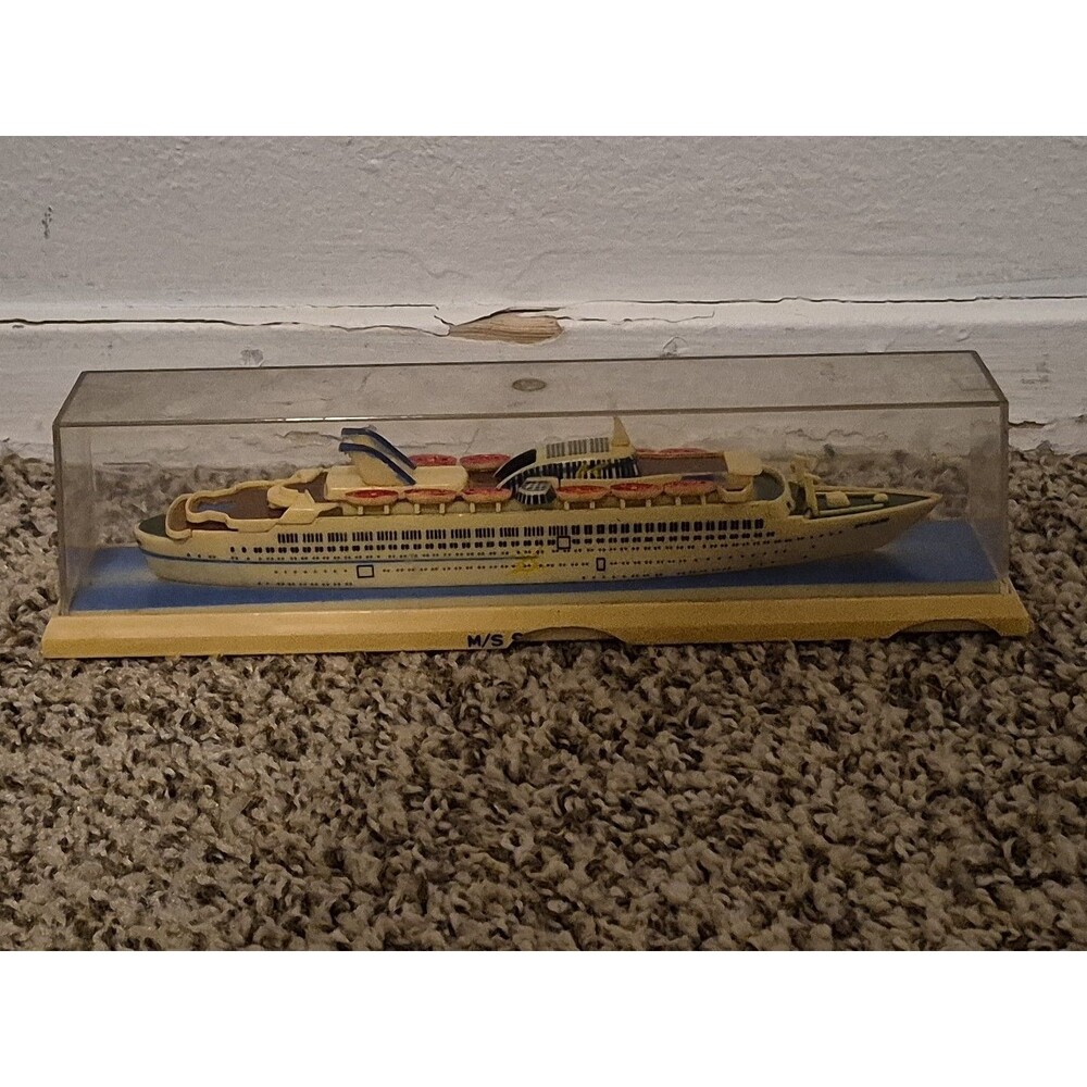 Vintage M/S Skyward Cruiseship Plastic Model Ship in Case 9" 1961-1991 - Picture 4 of 7